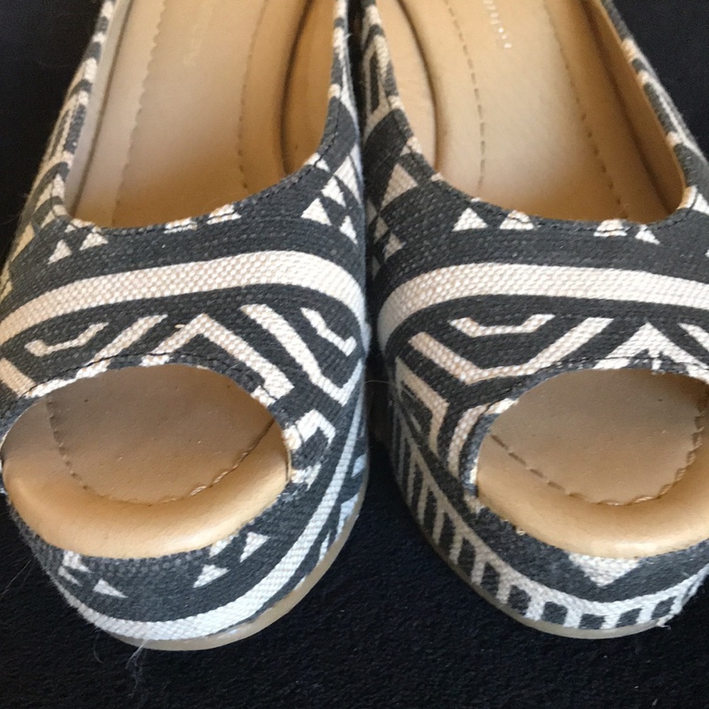 7 1/2 stack heels.C.L. By LAUNDRY rubber soles. Heel stack as an “espadrille”💗